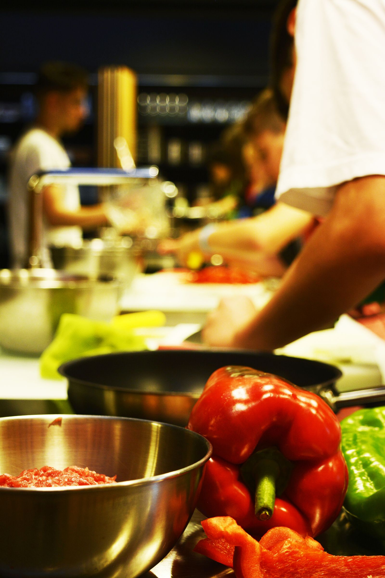 Niños que cocinan para el Comedor Social de los Desamparados y descubren por qué “la comida no se tira”