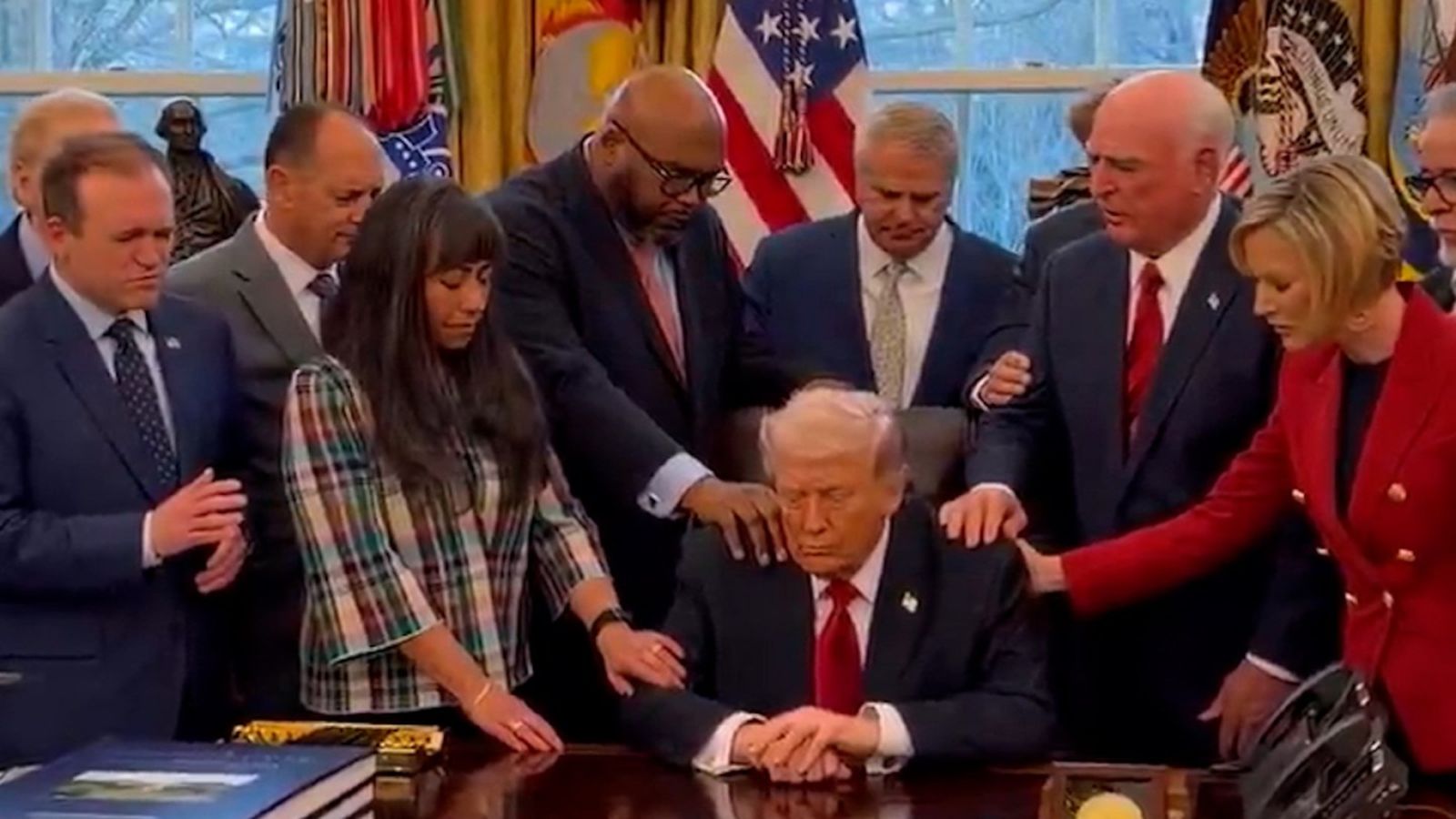 Pastores evangélicos le imponen las manos a Donald Trump 