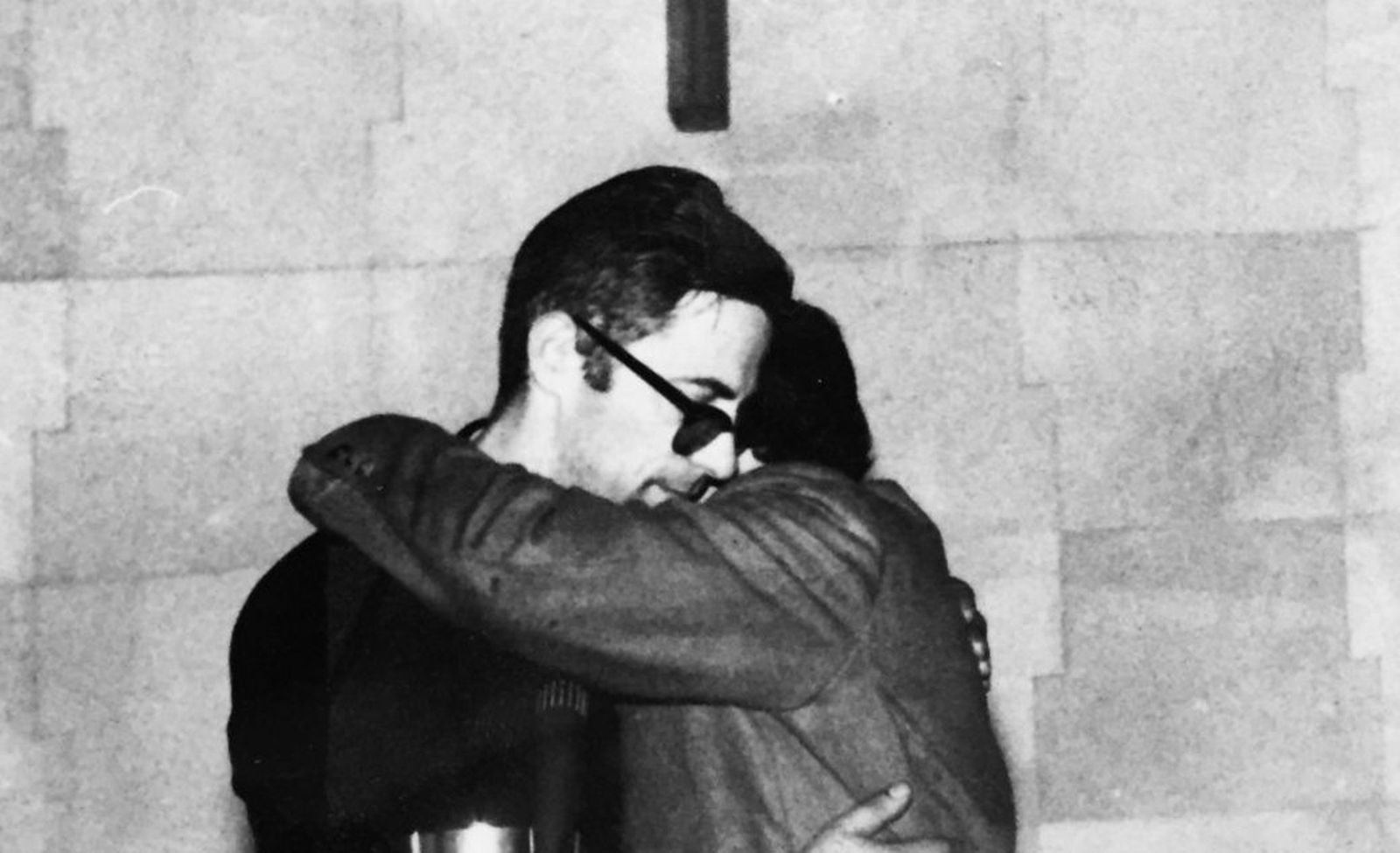 Este abrazo del padre Ángel García y el padre Ángel Silva selló la fundación de Mensajeros de la Paz