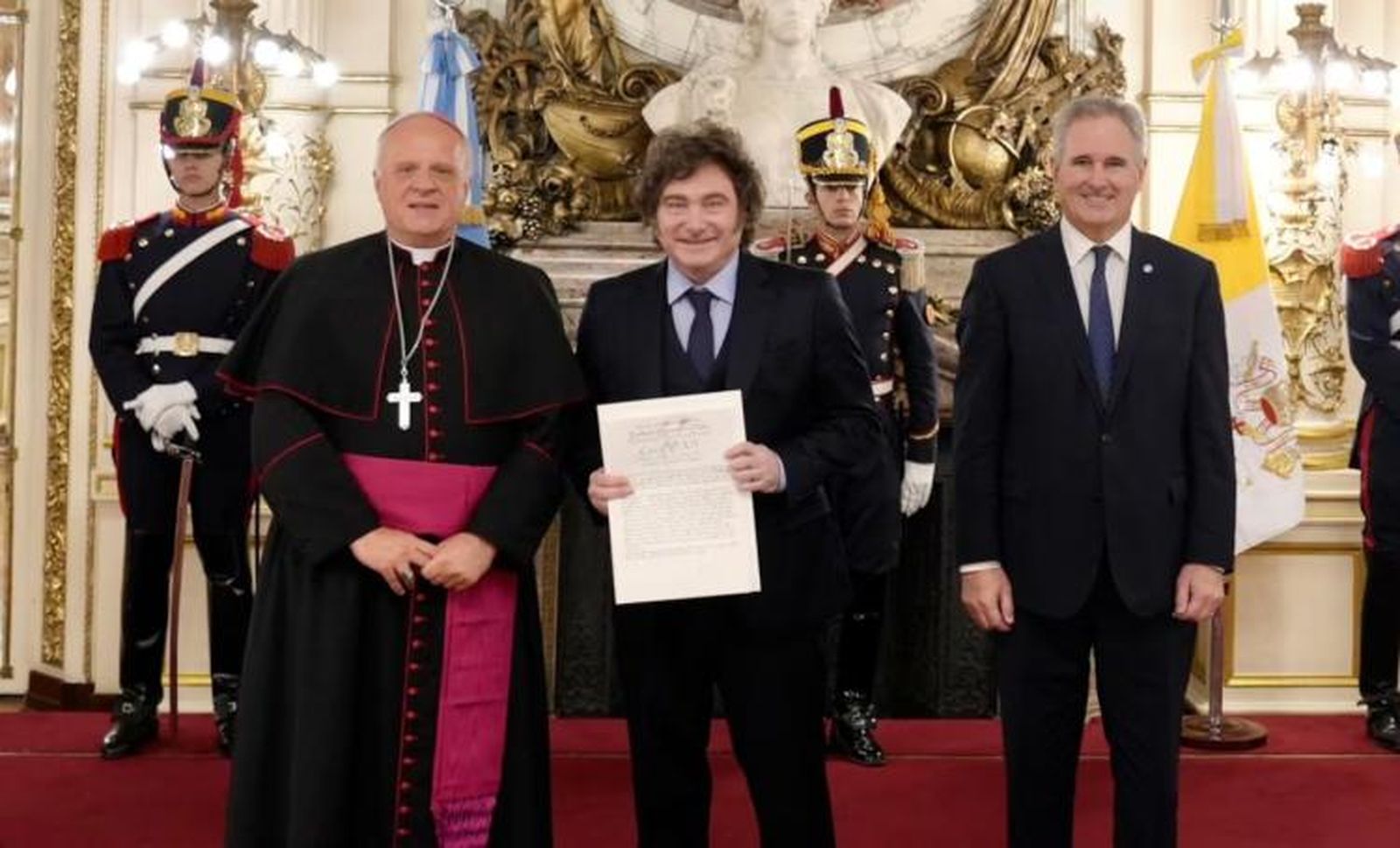 Milei recibe las cartas credenciales del nuncio apostólico Michael Banach