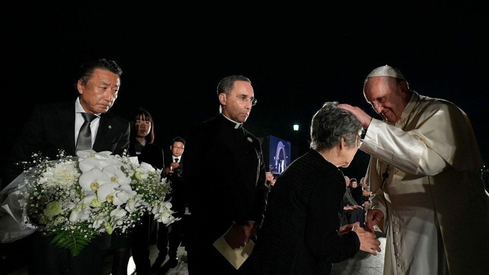 El Papa bendice a los supervivientes de la catástrofe nuclear