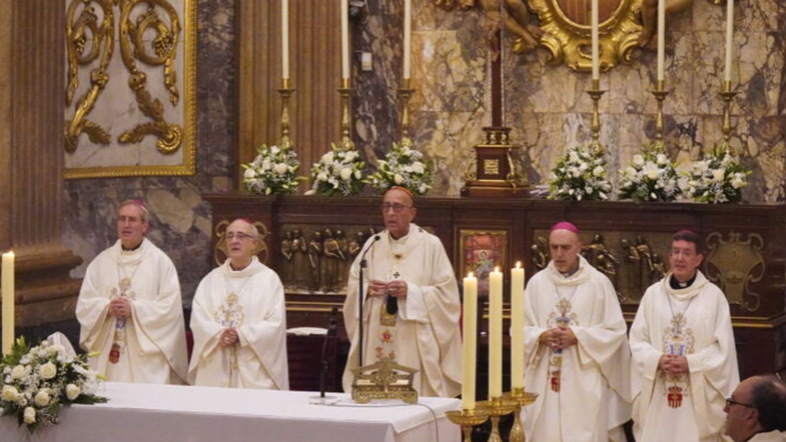 El cardenal Omella durante la lectura de su homilía.