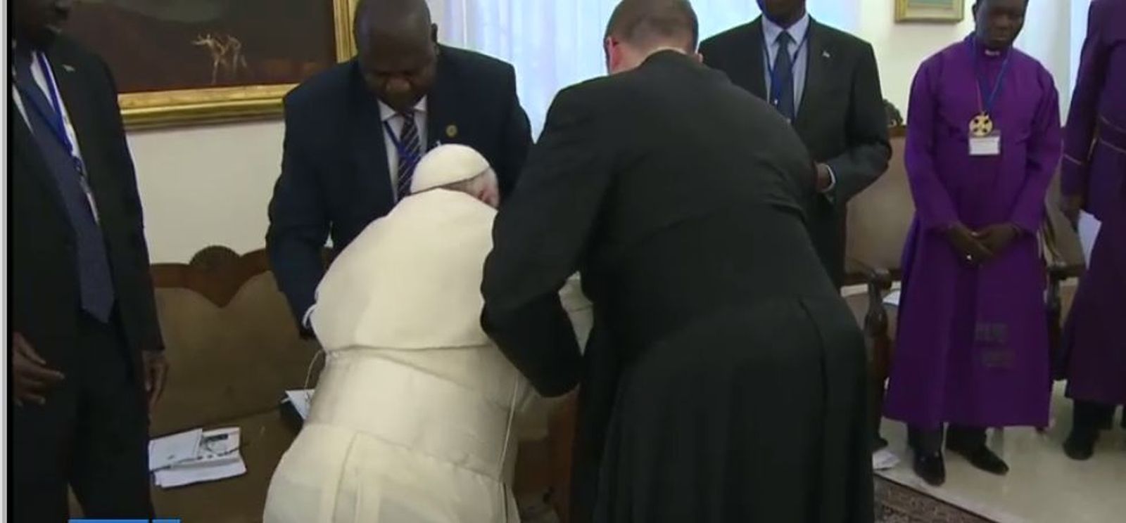 El Papa se arrodilla