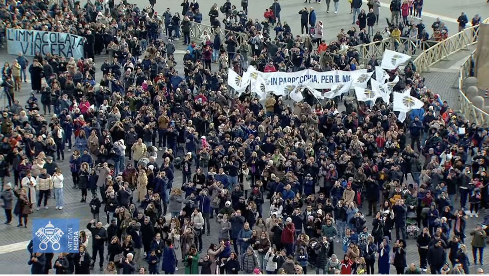 Fieles en la plaza de San Pedro