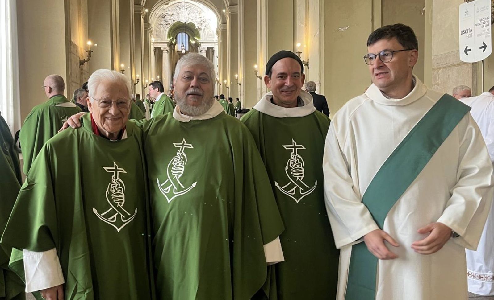Padre Ángel y el Padre Peio, junto a otro sacerdote y un diácono en Roma