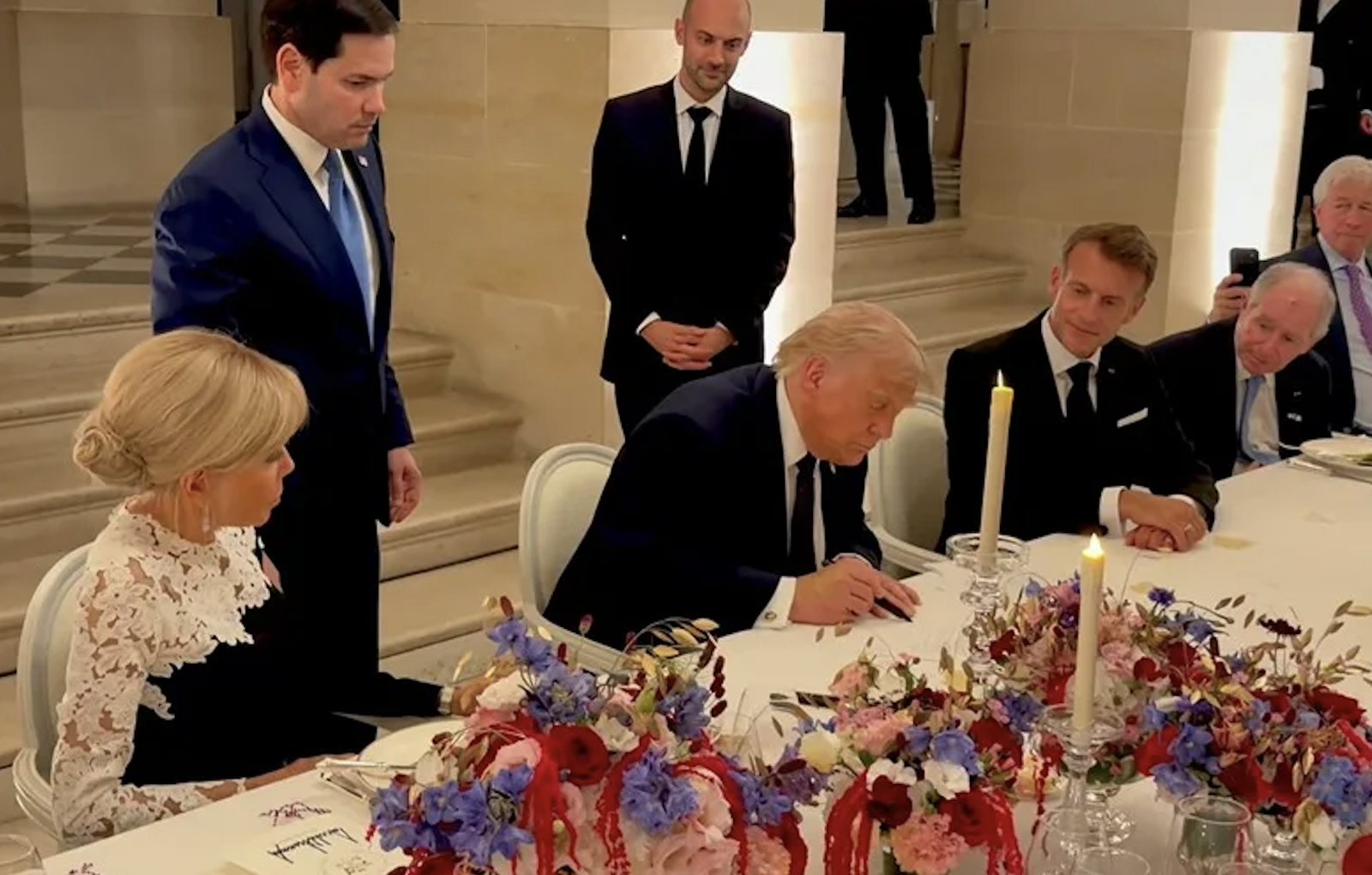 Trump firma el acuerdo con Irán en el Palacio de Versalles