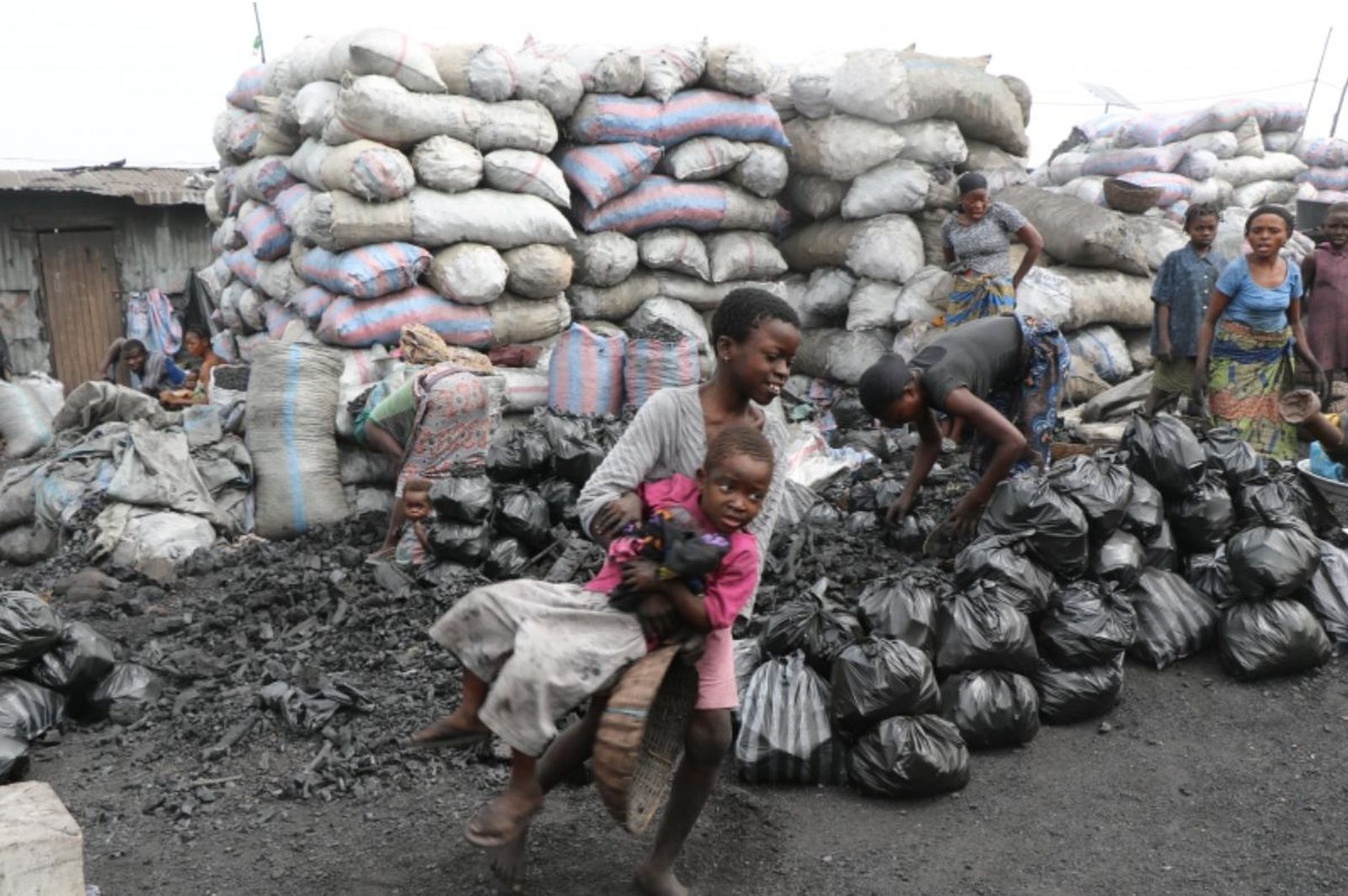 Niña trabajadora del mercado de Dantopka, en Benín