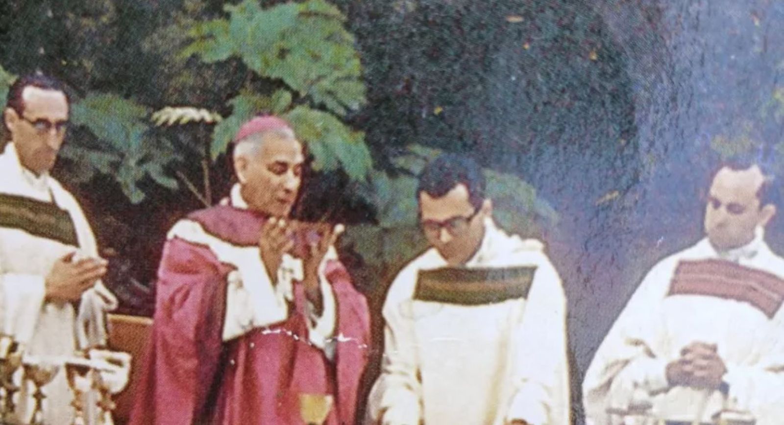 Las fotos inéditas del papa Francisco cuando se ordenó cura que revelan quién fue su verdadero mentor