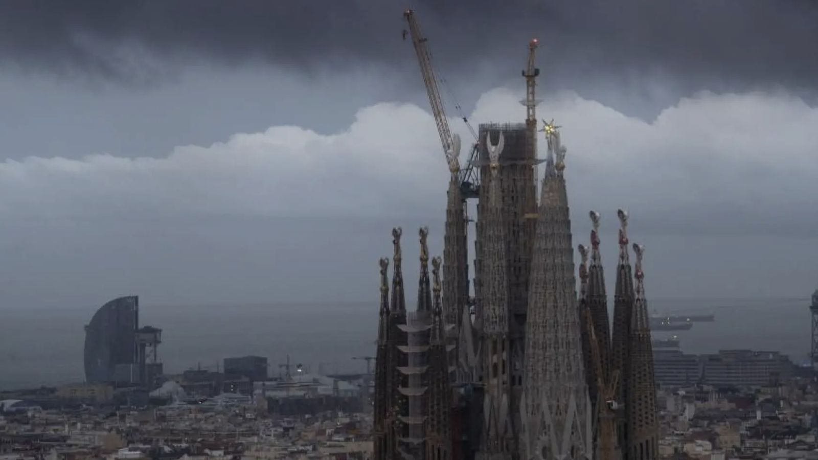 Vista de la Sagrada Familia de Barcelona rodeada de nubes