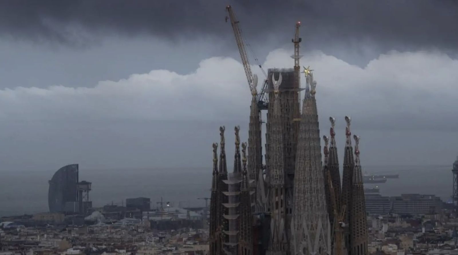 Vista de la Sagrada Familia de Barcelona rodeada de nubes