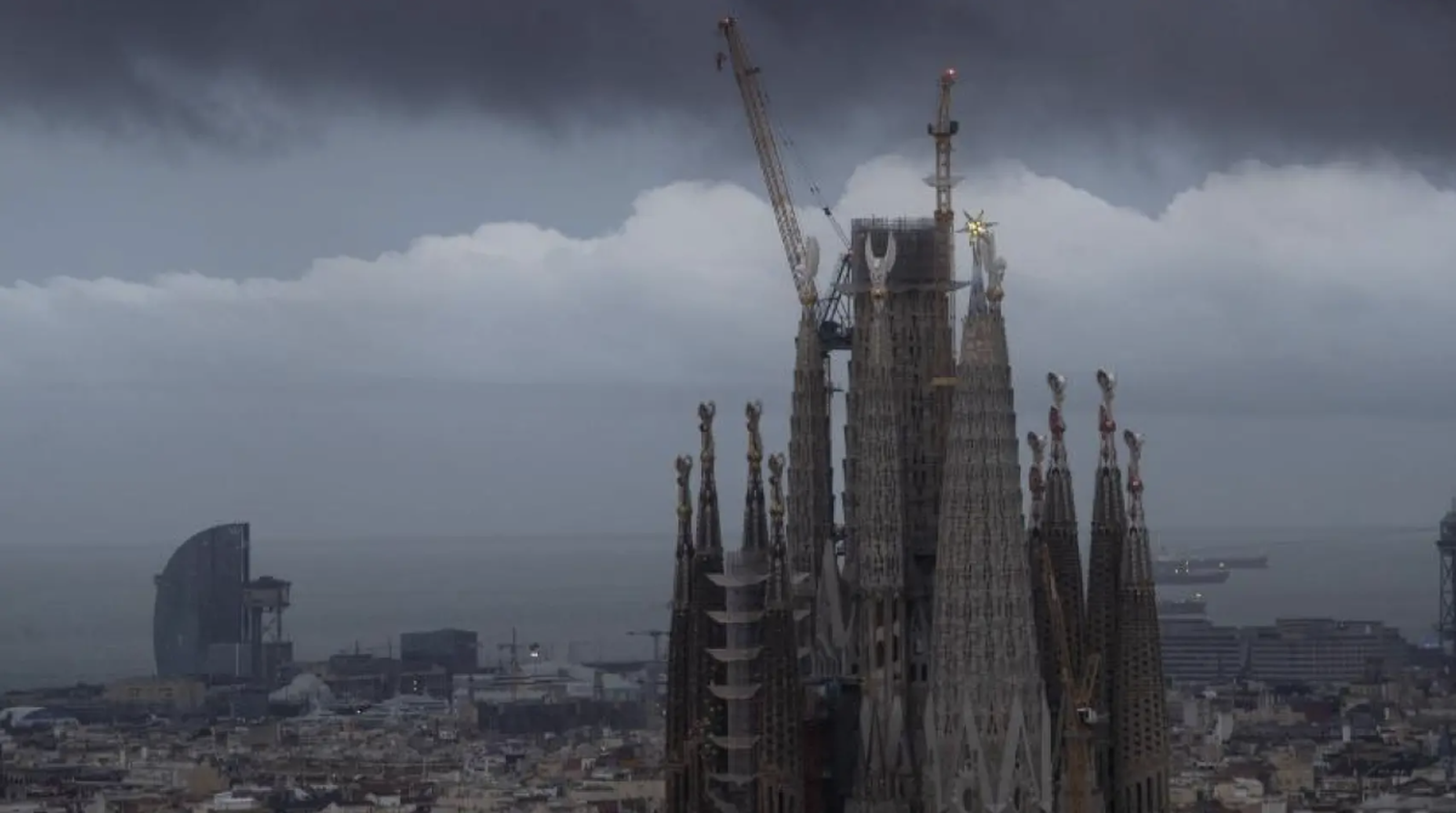 Vista de la Sagrada Familia de Barcelona rodeada de nubes