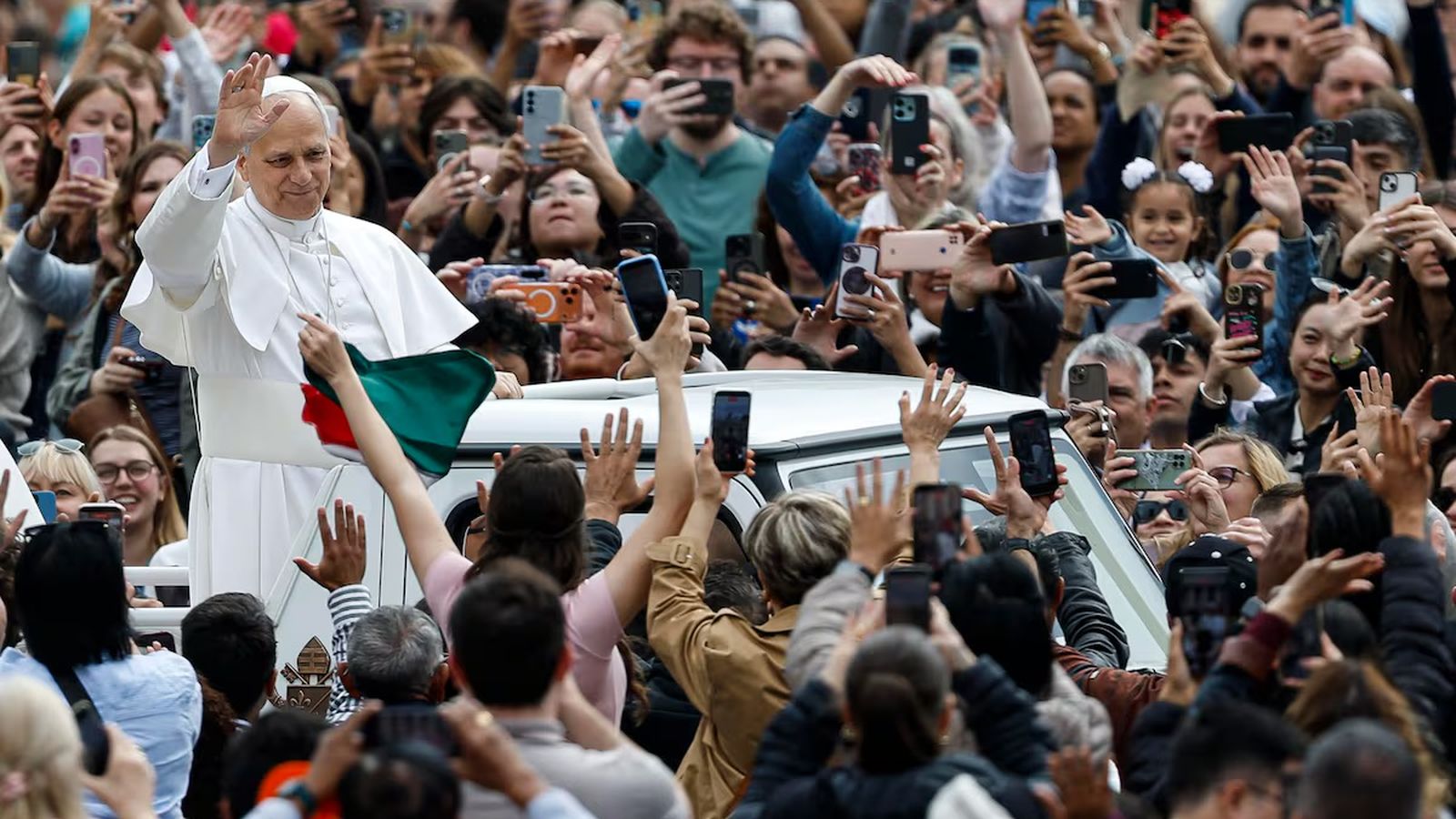 Miles de católicos saludan a León XIV en Barcelona