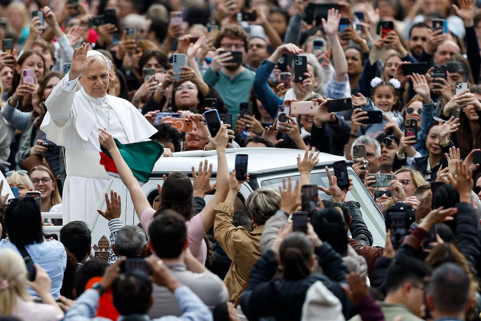 Miles de católicos saludan a León XIV en Barcelona