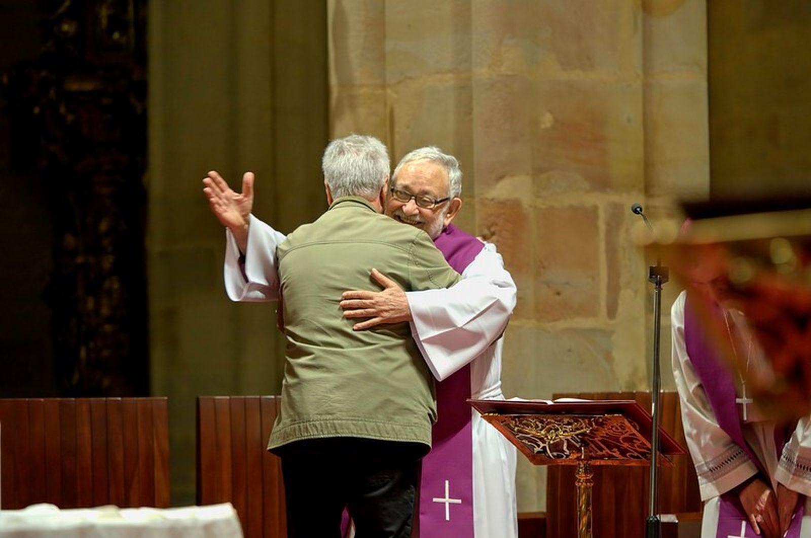 El abrazo entre dos víctimas de abusos, Joseba Ibarra y el sacerdote Josu López