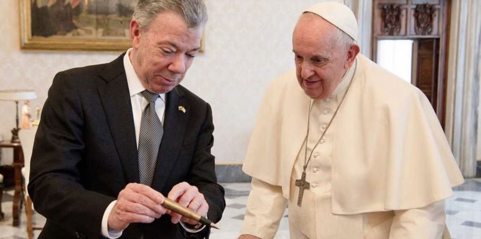 Juan Manuel Santos regaló al Papa el 'balígrafo' con el que se firmaron los acuerdos de paz en Colombia