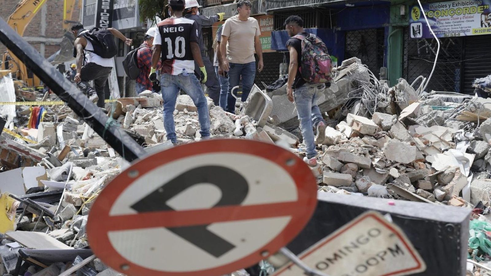 Voluntarios llevan a cabo operaciones de búsqueda en edificios destruidos por el terremoto, en Pereira (Colombia)
