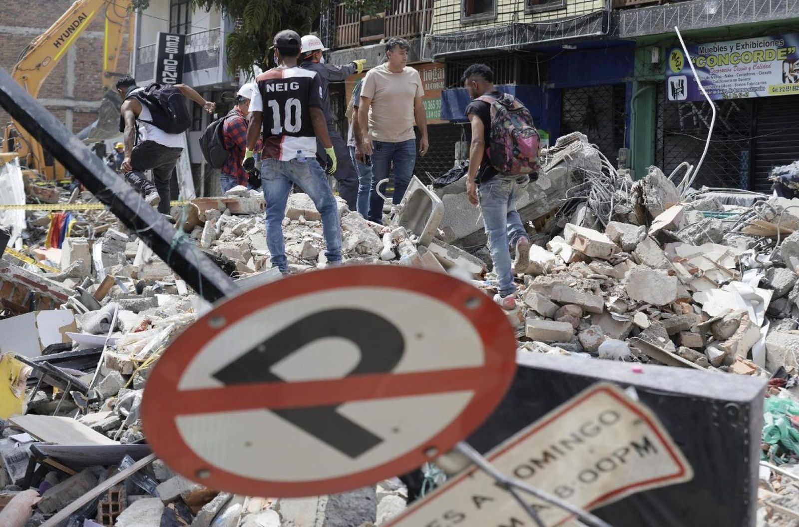 Voluntarios llevan a cabo operaciones de búsqueda en edificios destruidos por el terremoto, en Pereira (Colombia)