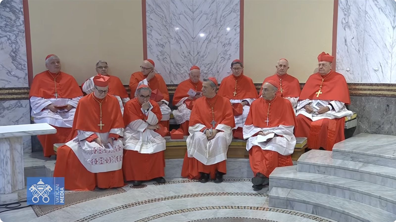 Cardenales en oración