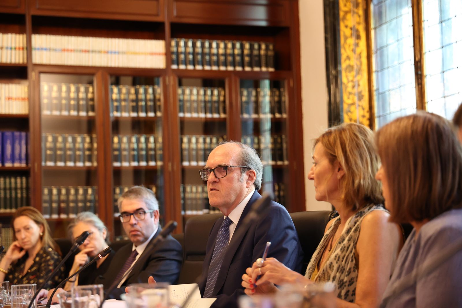 El Defensor del Pueblo, reunido con la comisión asesora