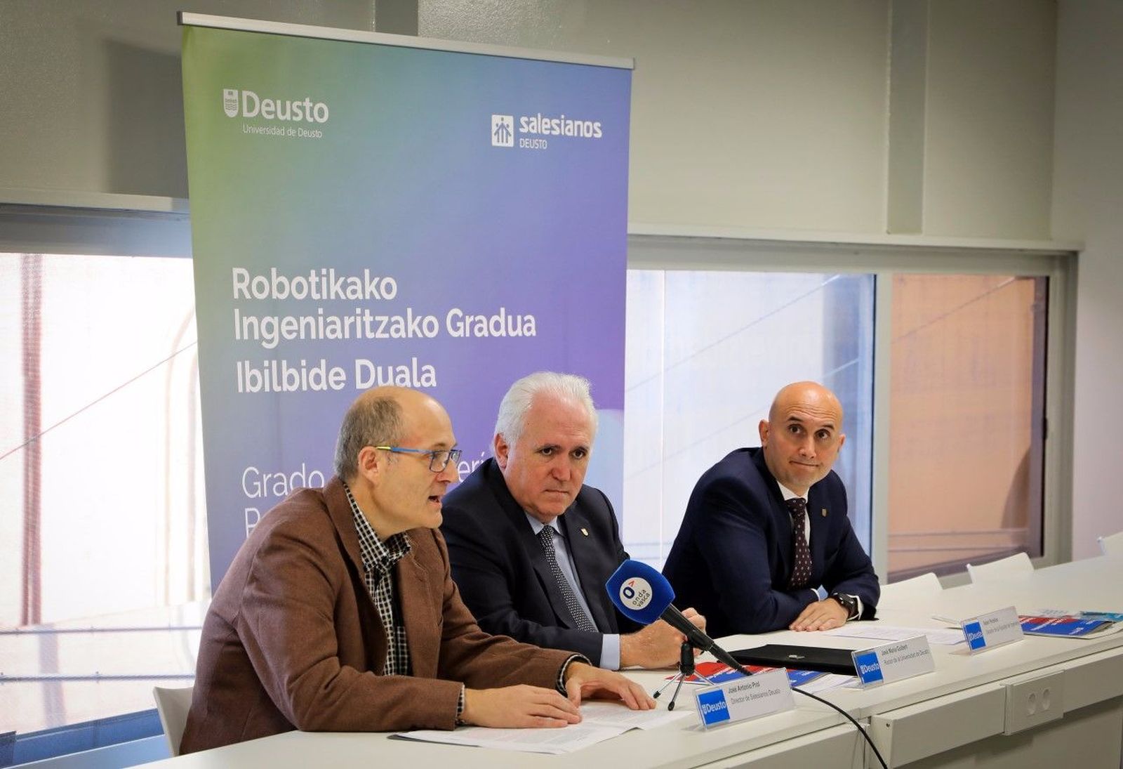 Representantes de Deusto y salesianos presentan el grado en robótica