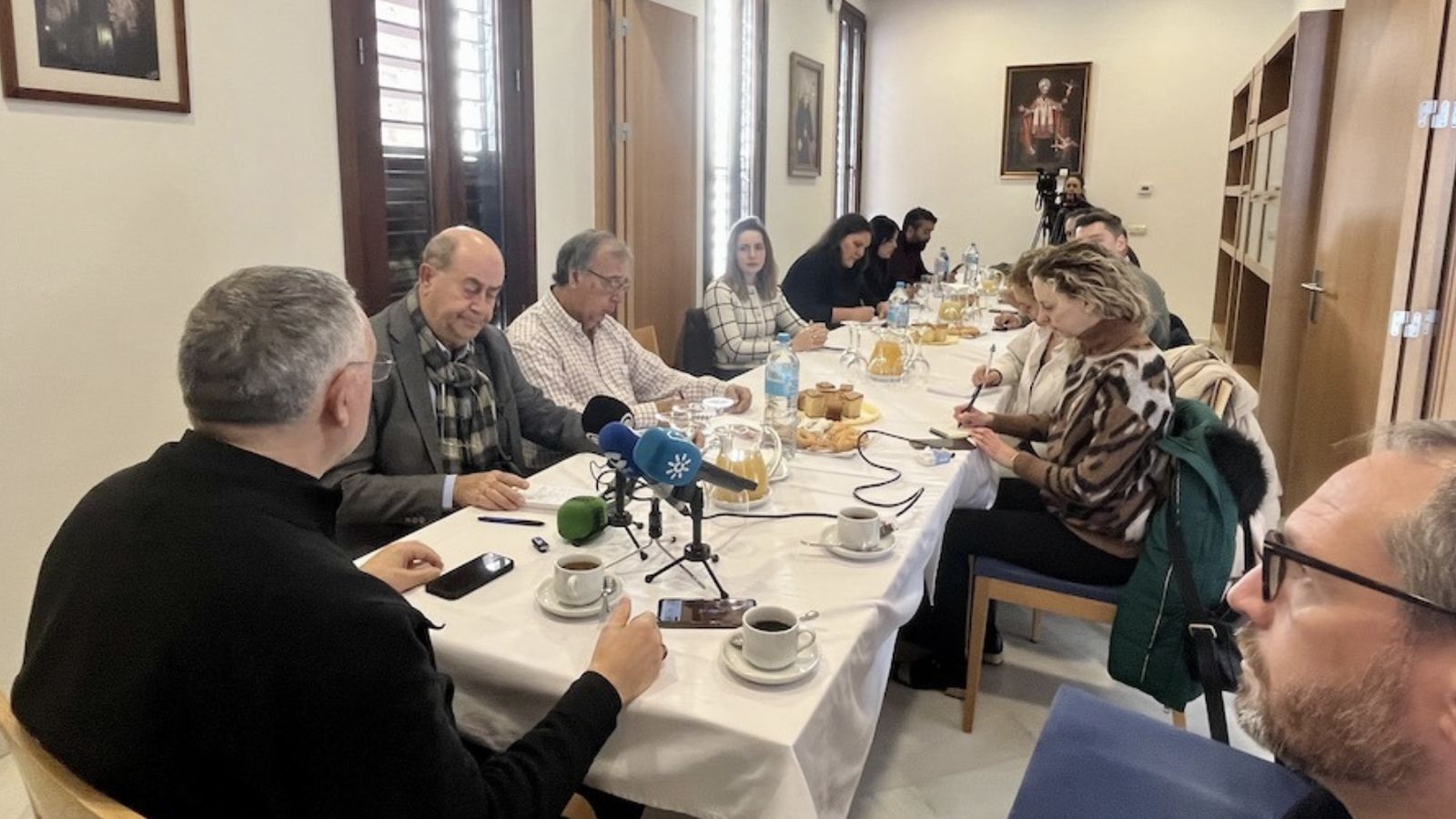El obispo, con los periodistas