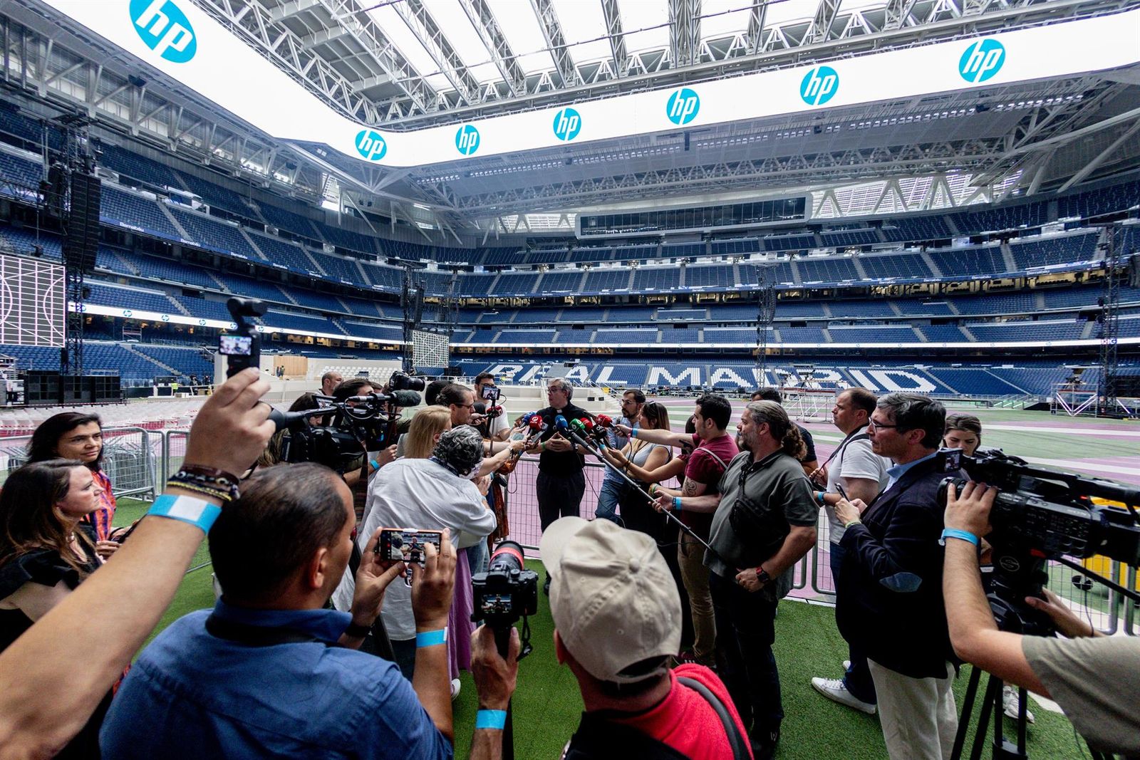 Juan Carlos Merino, coordinador del encuentro del Papa, atiende a la prensa