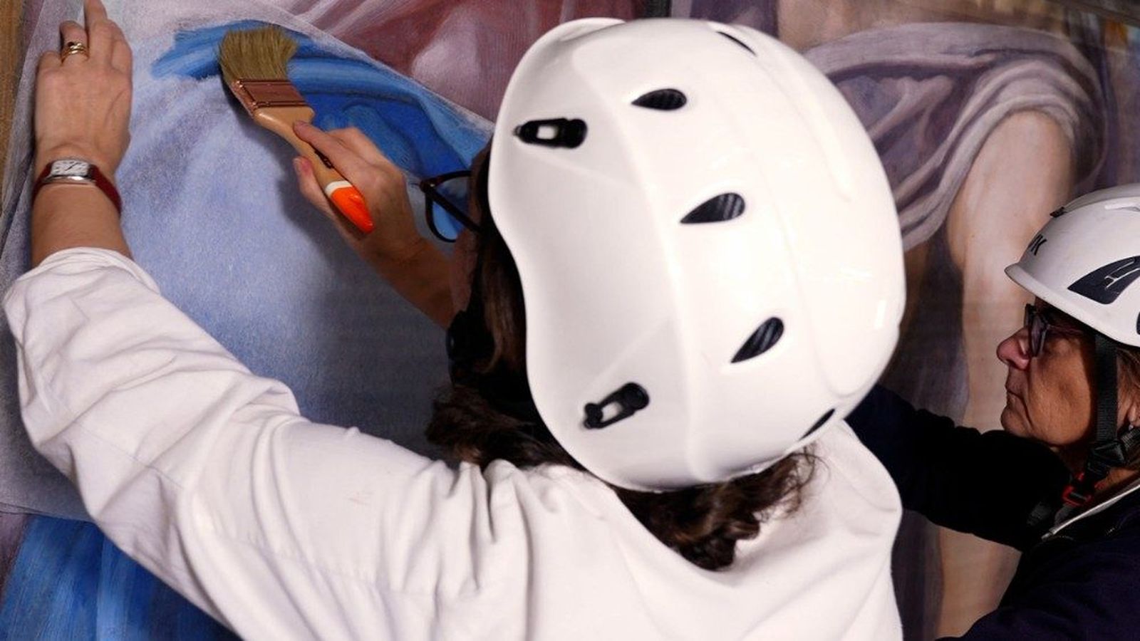 Especialistas realizando el mantenimiento extraordinario de la obra