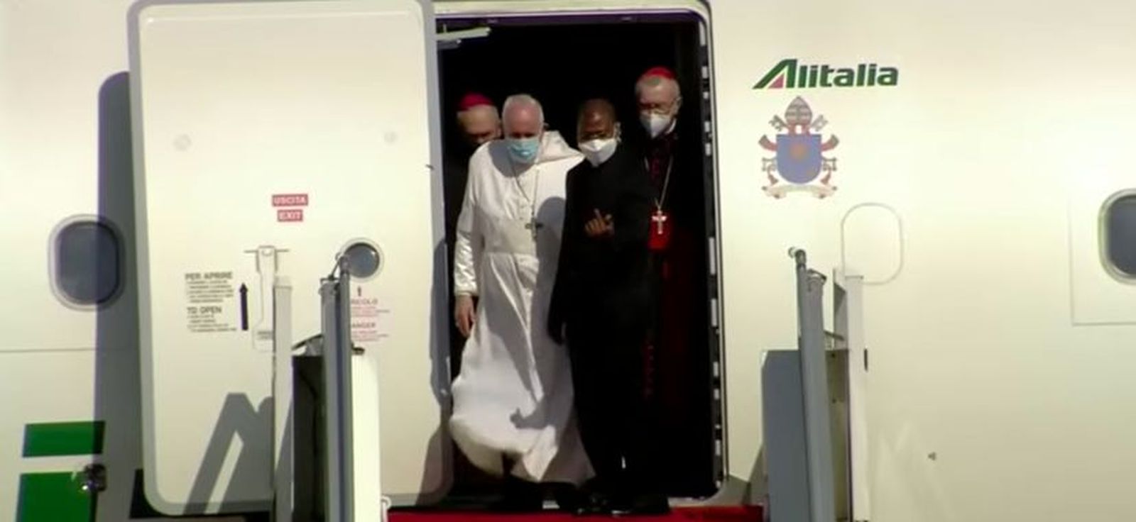 Francisco sale del avión en Bagdad