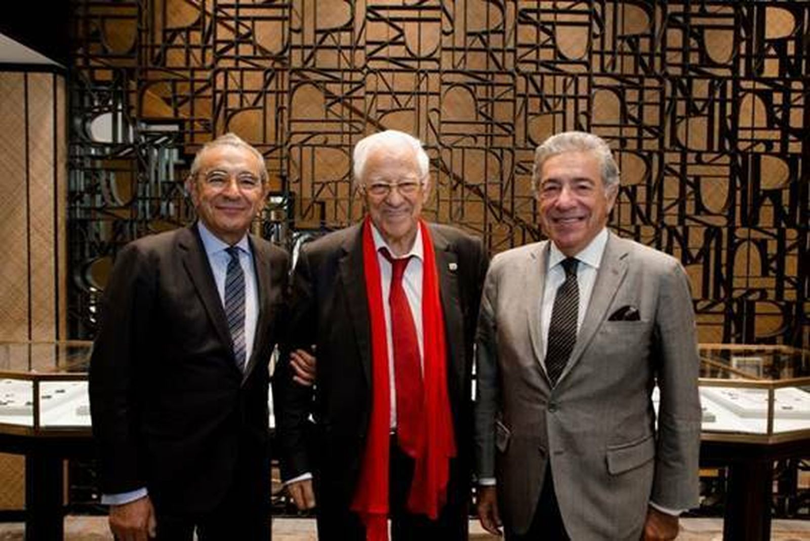 D. E miliano Suárez  y D . Benito Suárez haciendo entrega de la donación al Padre Ángel