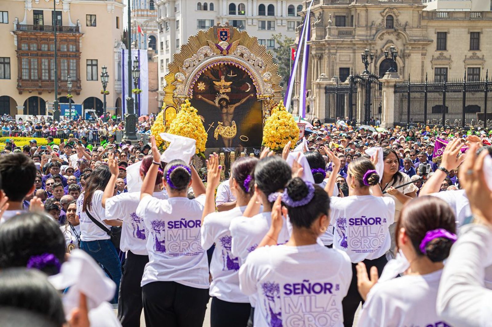 Jóvenes homenajean al Señor de los Milagros en Loma