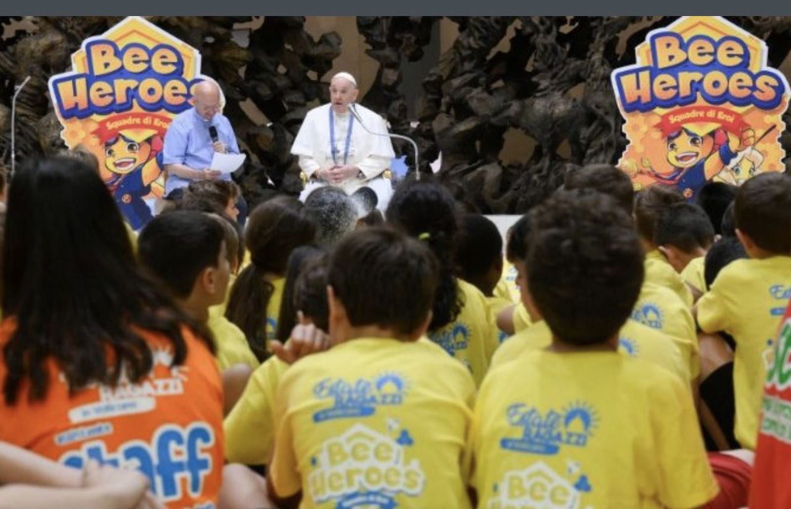 Francisco, durante su encuentro con los niños del campamento vaticano.jjpg