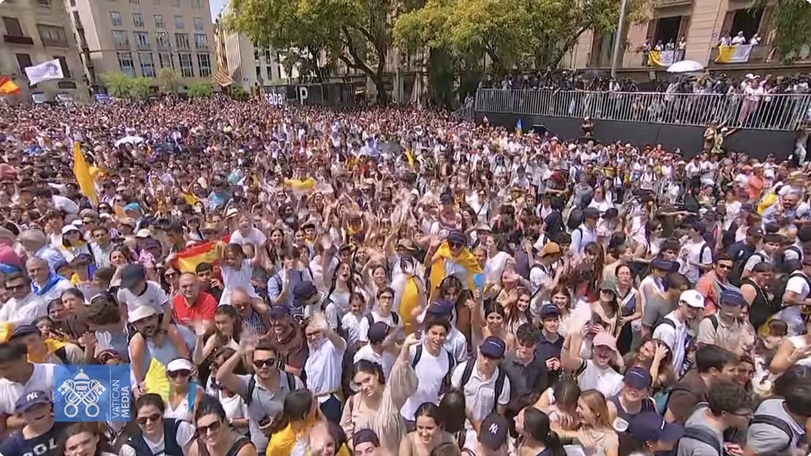 Fieles esperan la llegada del Papa catedral de Barcelona