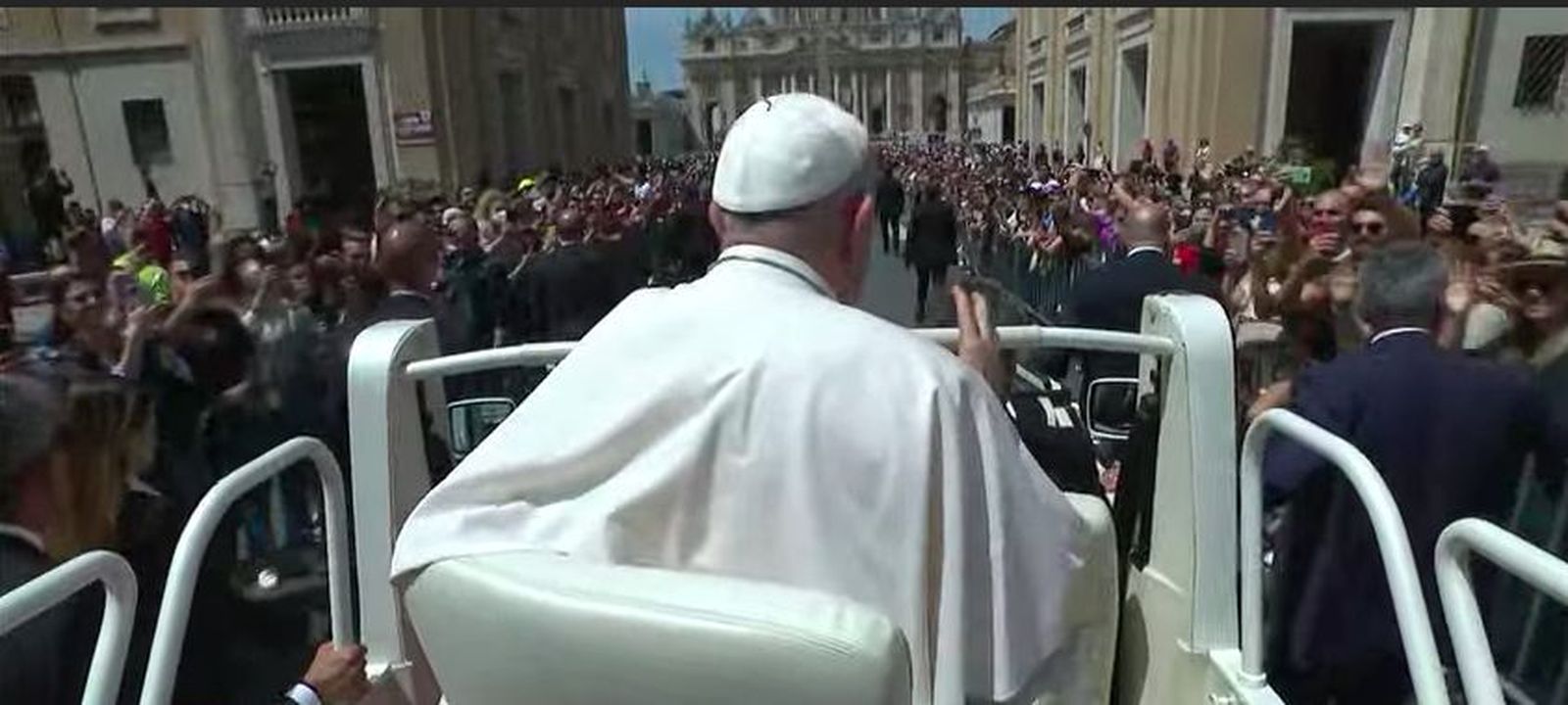 El Papa llegó hasta el final de la Via della Conziliazione para saludar