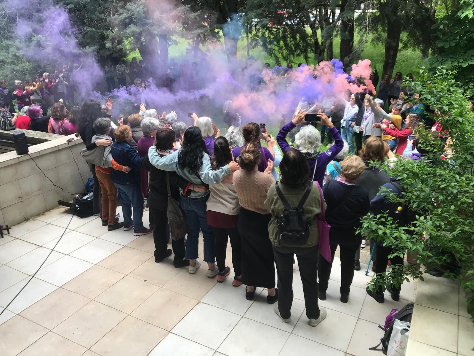 Fumata morada en el Encuentro de la Revuelta de Mujeres en la Iglesia