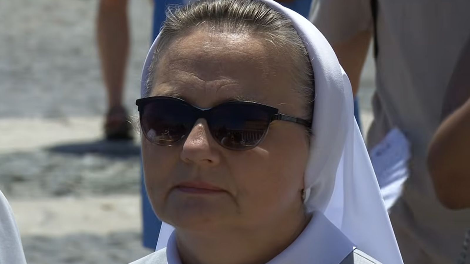 Una religiosa escucha las palabras del Papa en el ángelus