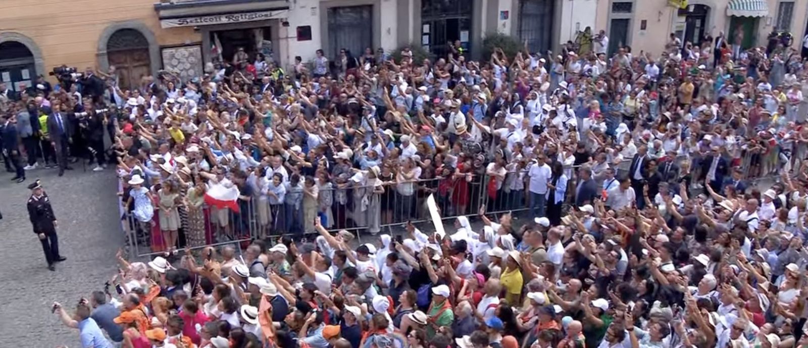 Centenares de fieles siguen el Angelus del Papa en Castel Gandolfo