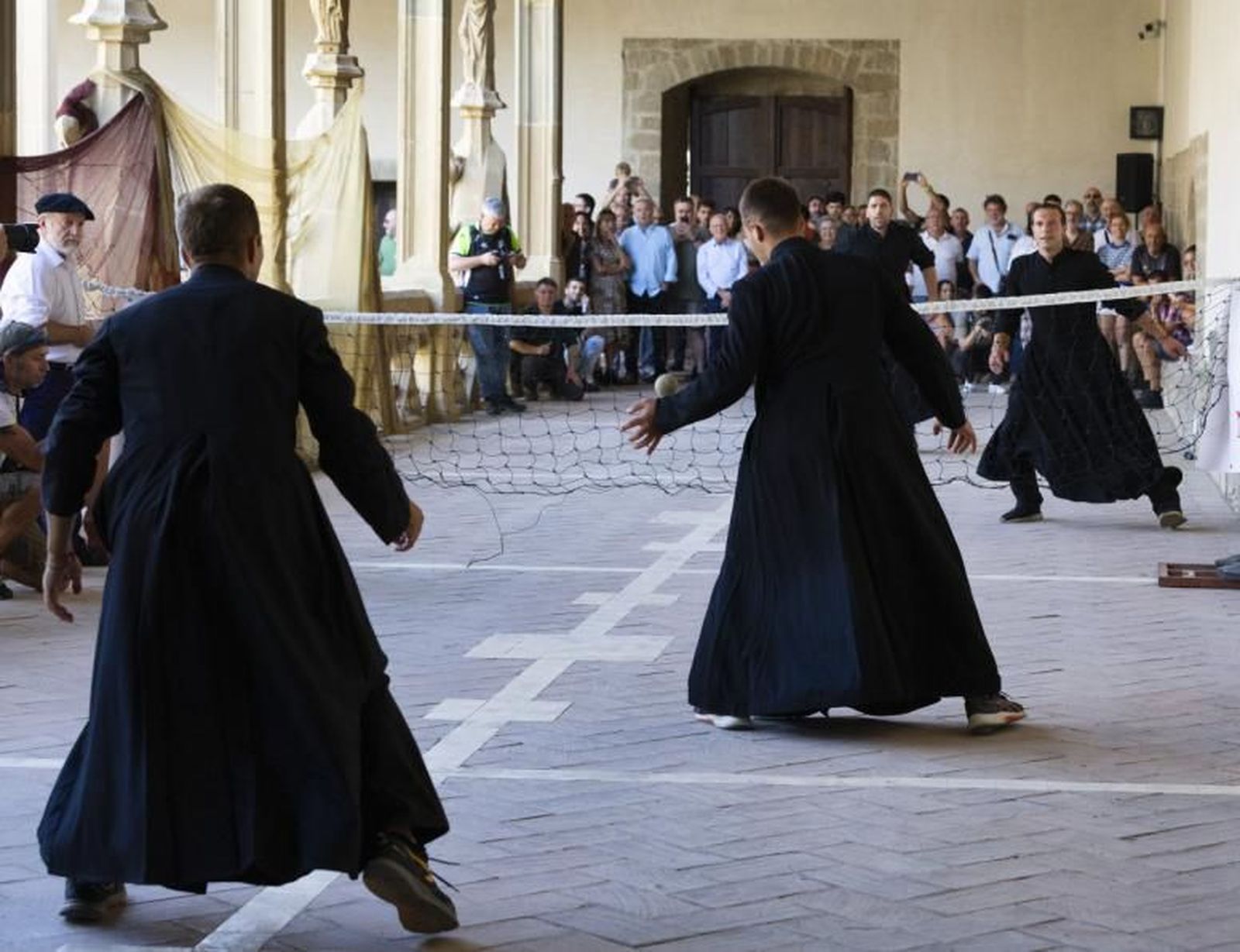 Pelota en el patio de la catedral de Pamplona