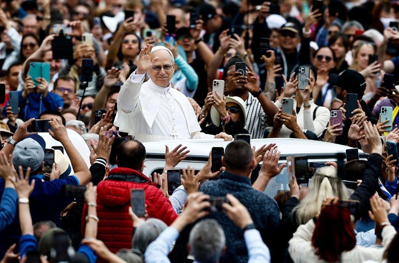 León XIV en su primera Audiencia General en la Plaza de San Pedro