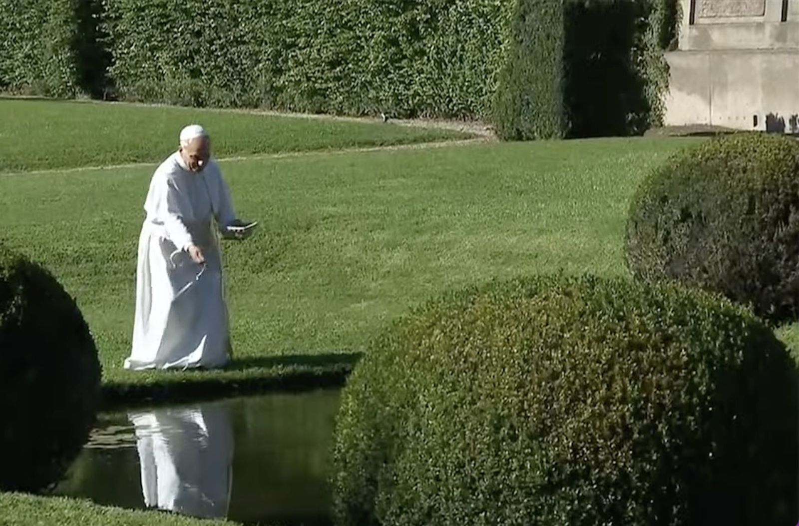León XIV lanza comida a los peces en el estanque del "Borgo Laudato si"