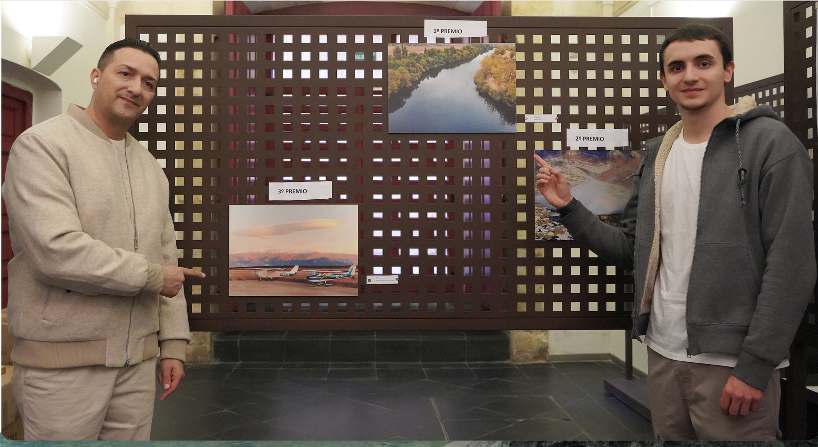 Estudiantes ganadores del II Concurso de Fotografía Científica