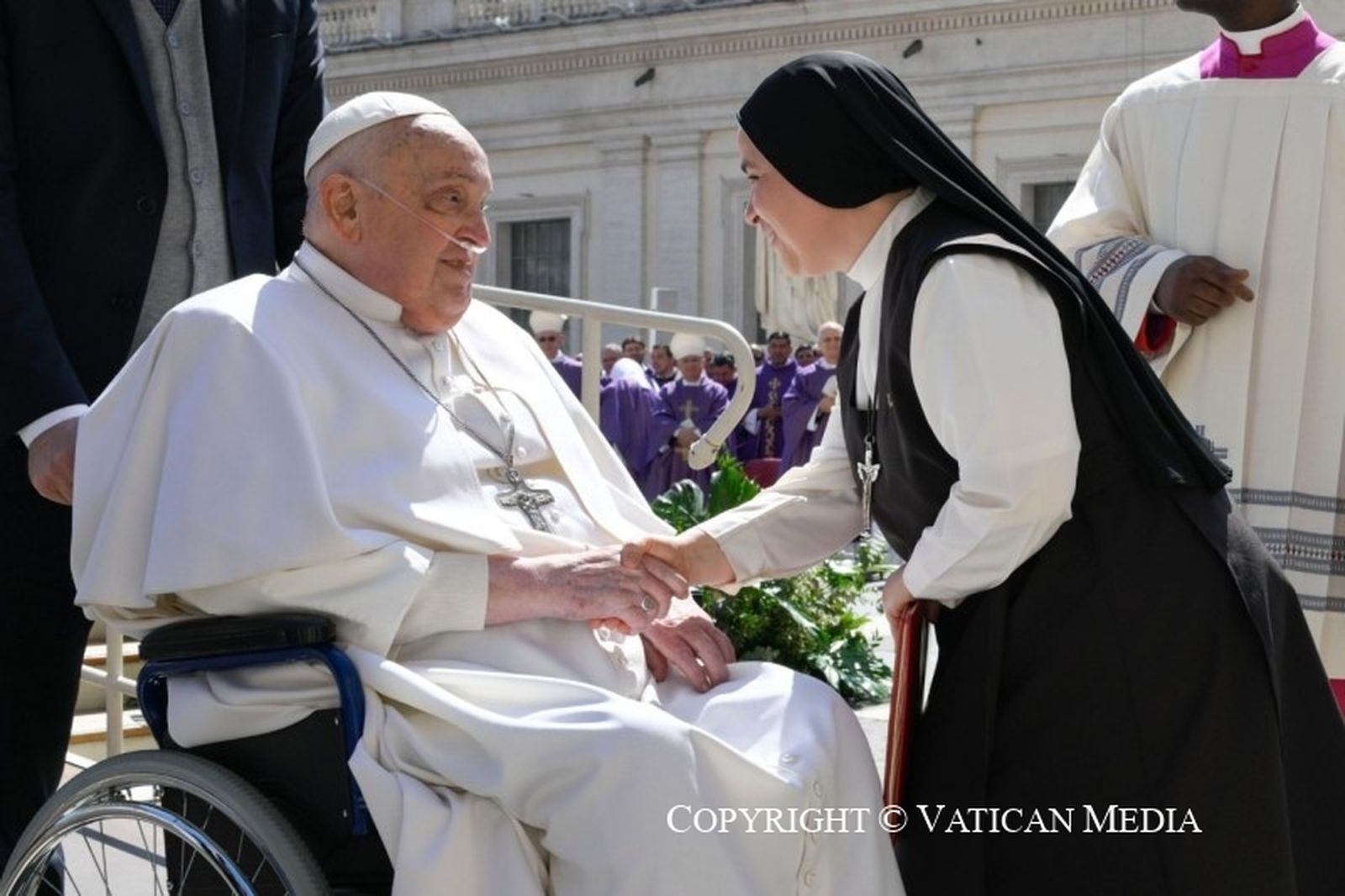 Francisco saluda a una religiosa