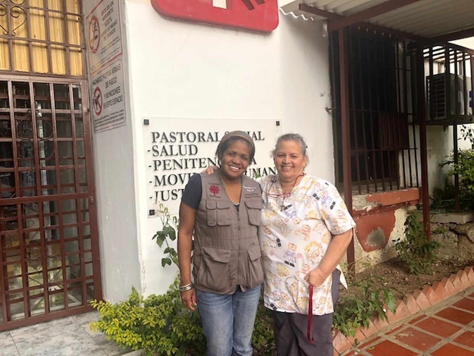 Marietta y Flor, otra trabajadora de Cáritas