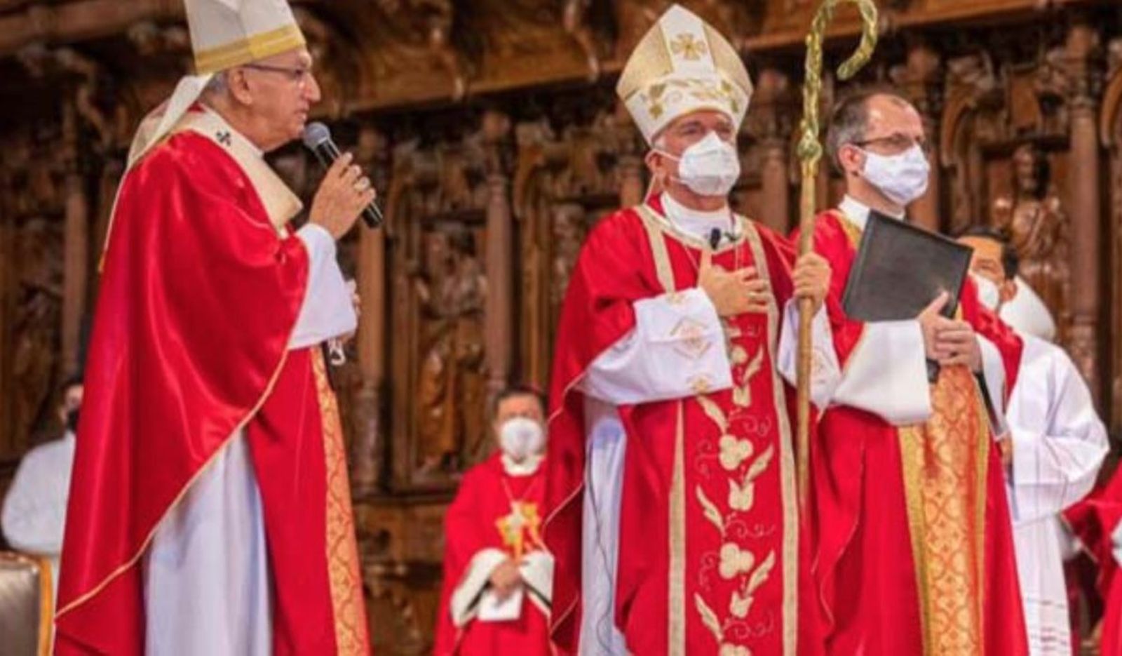 Nuncio Girasoli con báculo y mascarilla