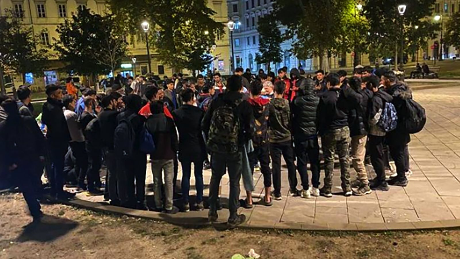 Grupo de migrantes en una plaza de Trieste en una fotografía de 2023
