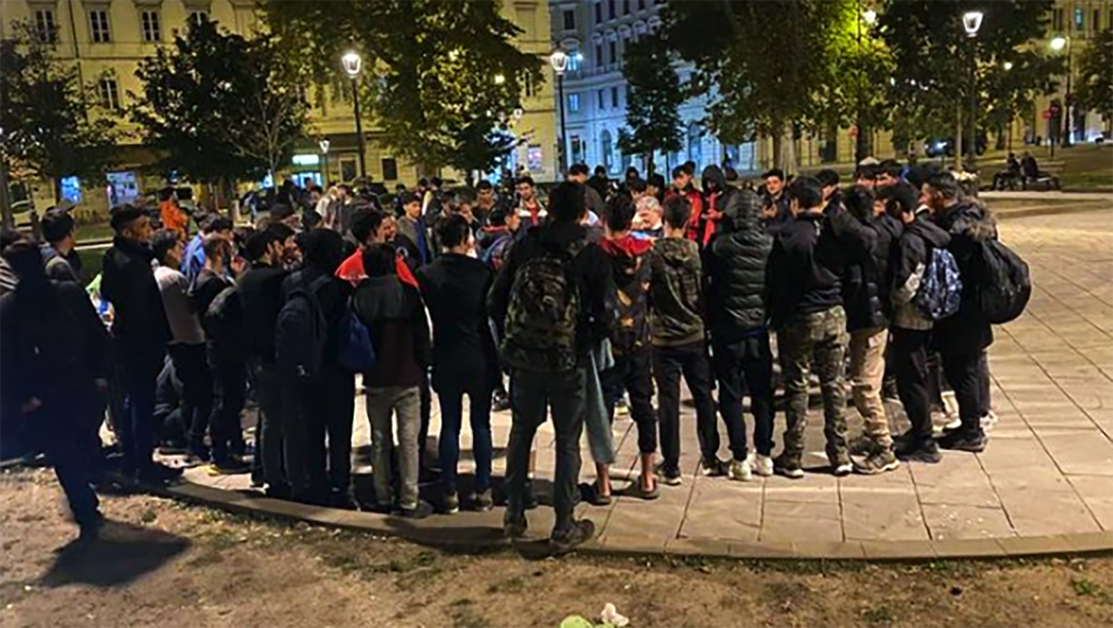 Grupo de migrantes en una plaza de Trieste en una fotografía de 2023