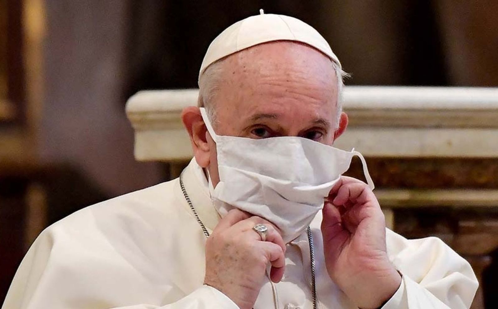 El Papa, con mascarilla