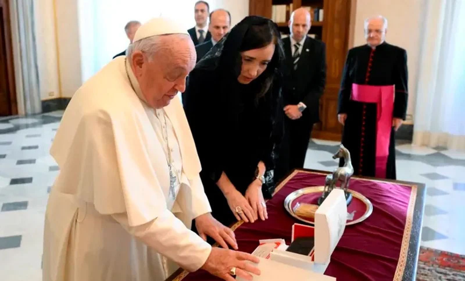 Papa Francisco y Victoria Villarruel