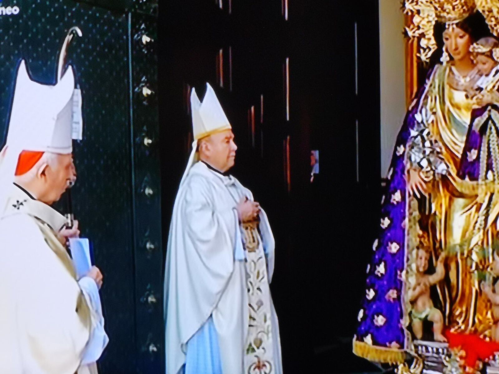 Cañizares en  la puerta de la Basílica parcon la Virgen