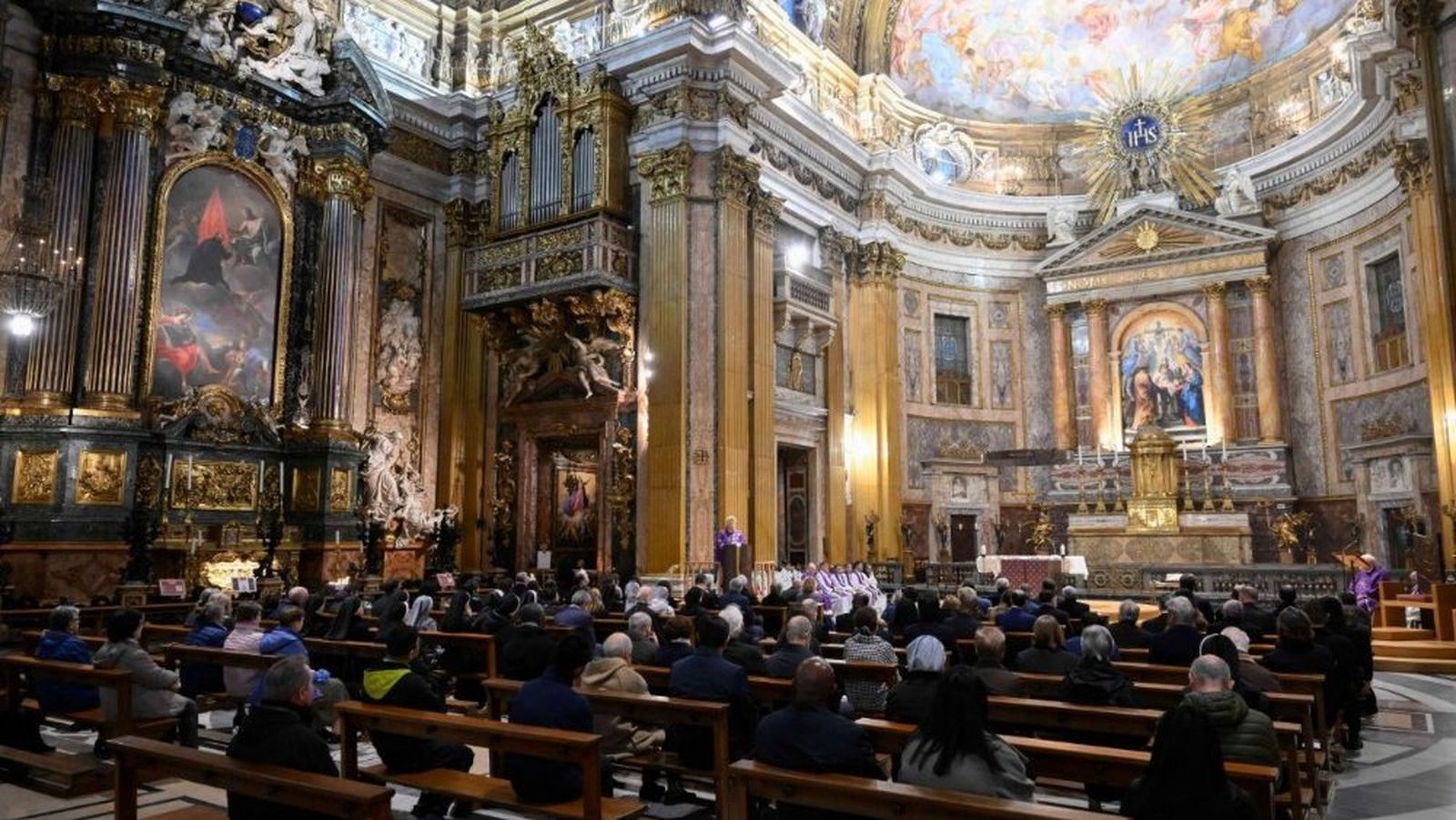 Paul Richard Gallagher en la iglesia del Gesù