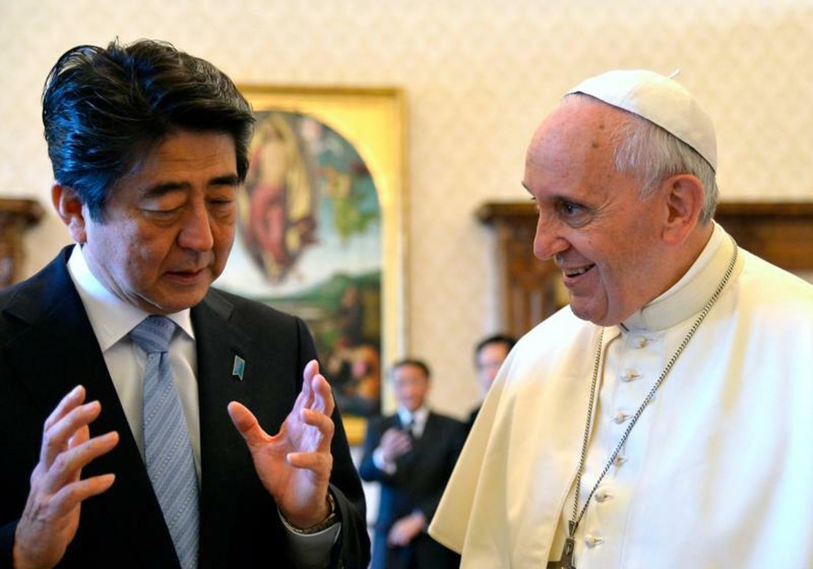 El Papa con el primer ministro japonés, Shinzo Abe